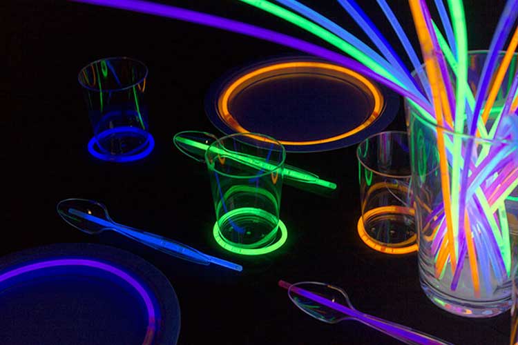 vasos cubiertos luminosos fiesta